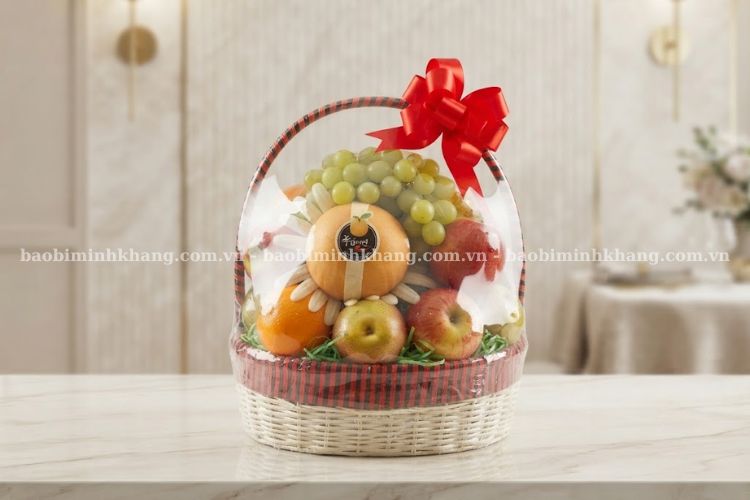 Cách bọc hoa quả bằng màng bọc thực phẩm cho giỏ quà tặng Tết.