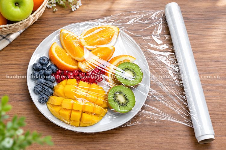 Cách bọc hoa quả bằng màng bọc thực phẩm cho trái cây đã cắt sẵn.